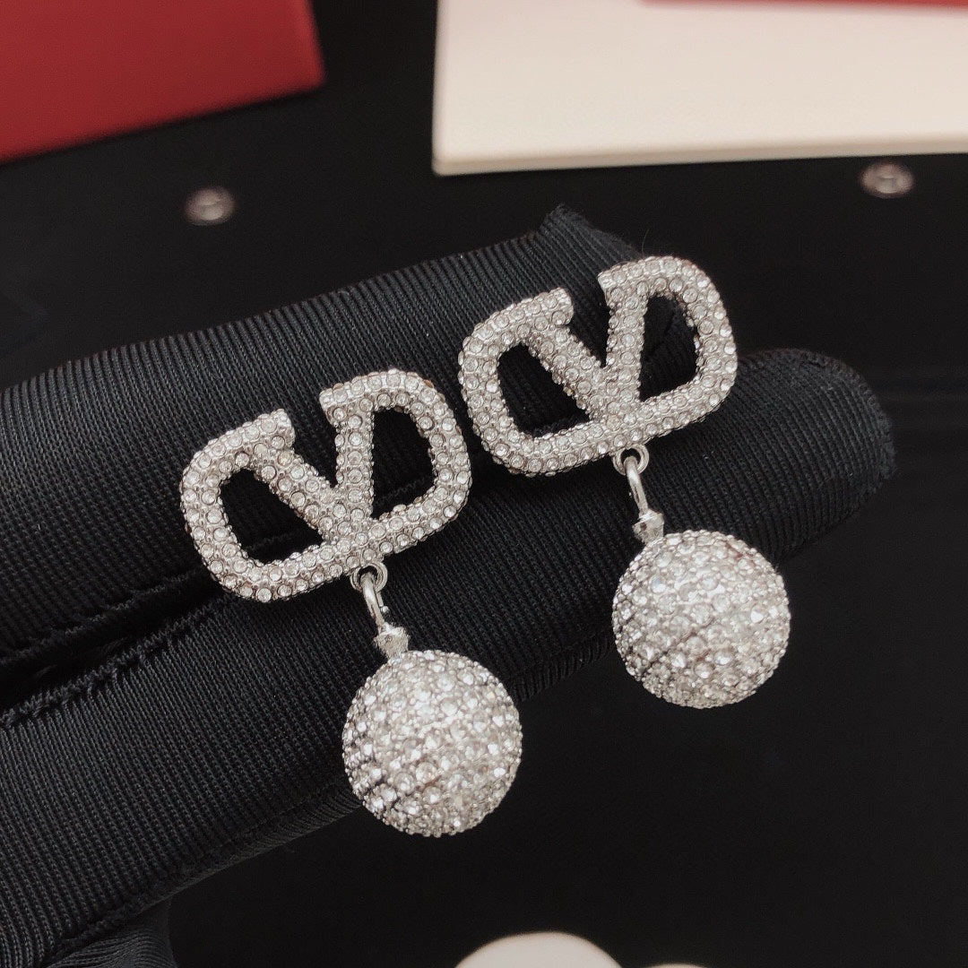 Stylish Diamond Round Pendant Earrings
