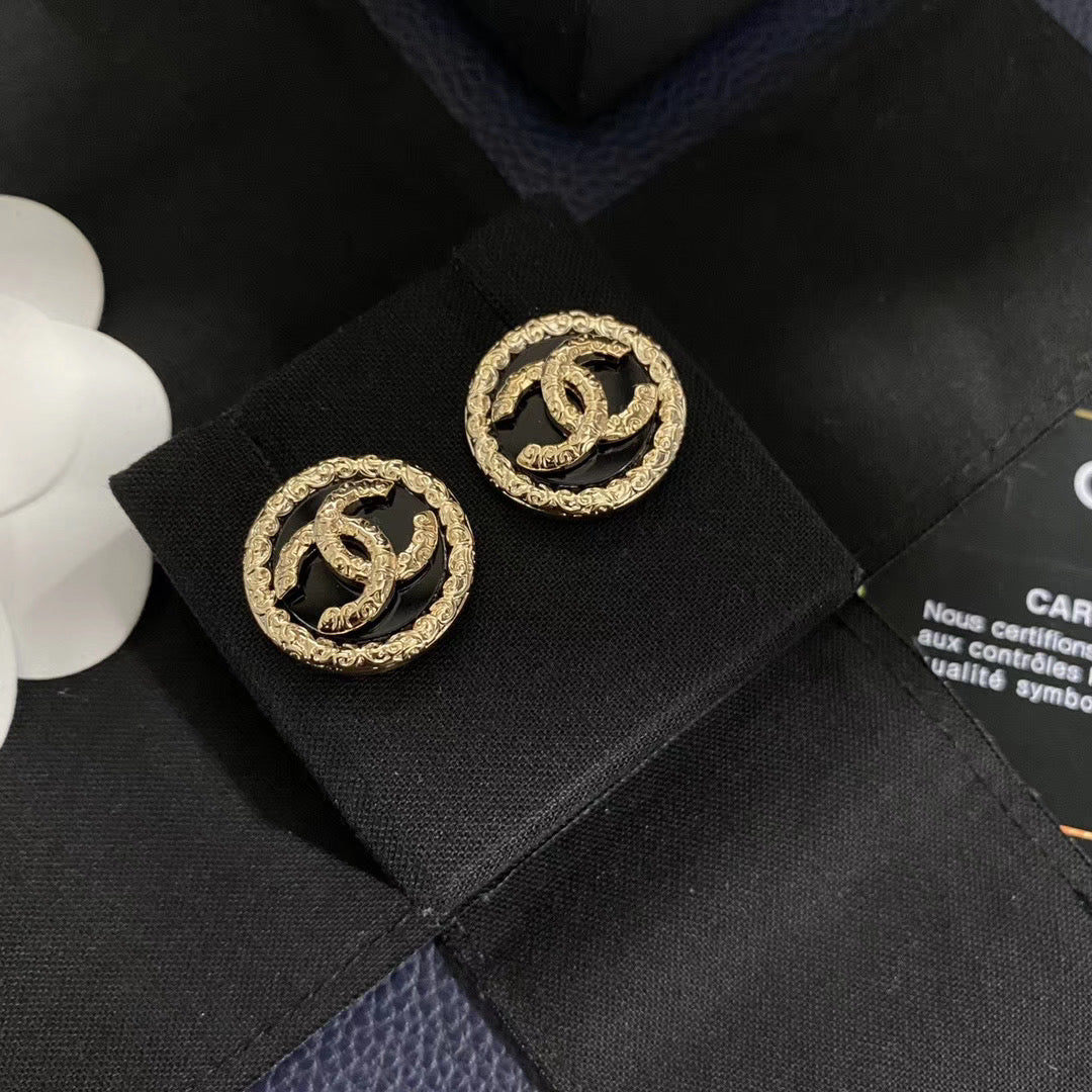 Vintage black gold round stud earrings