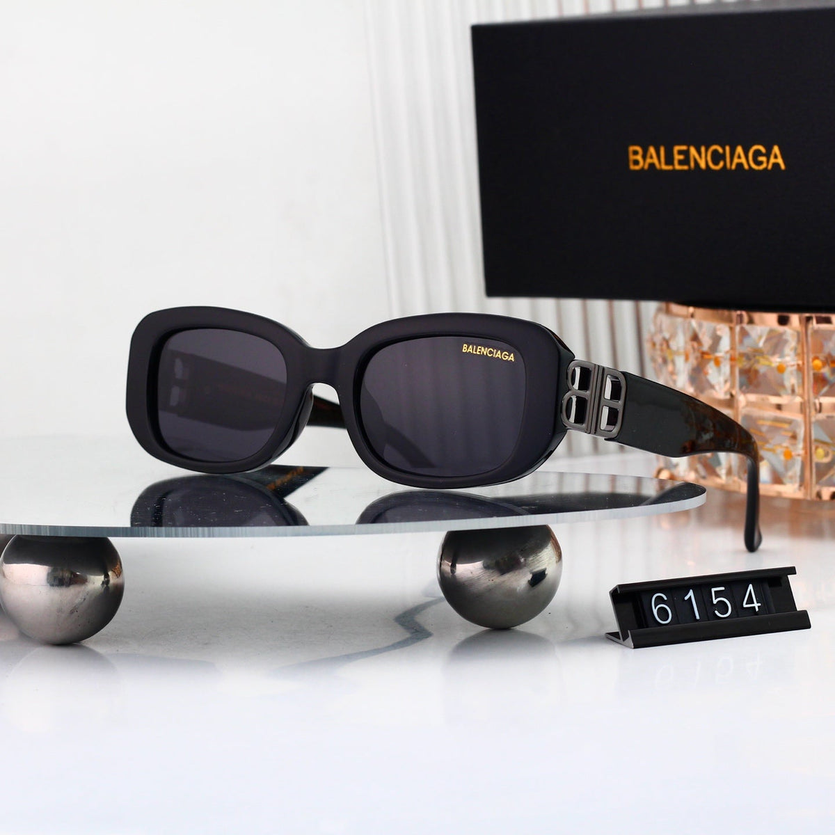 Cat-eye sunglasses