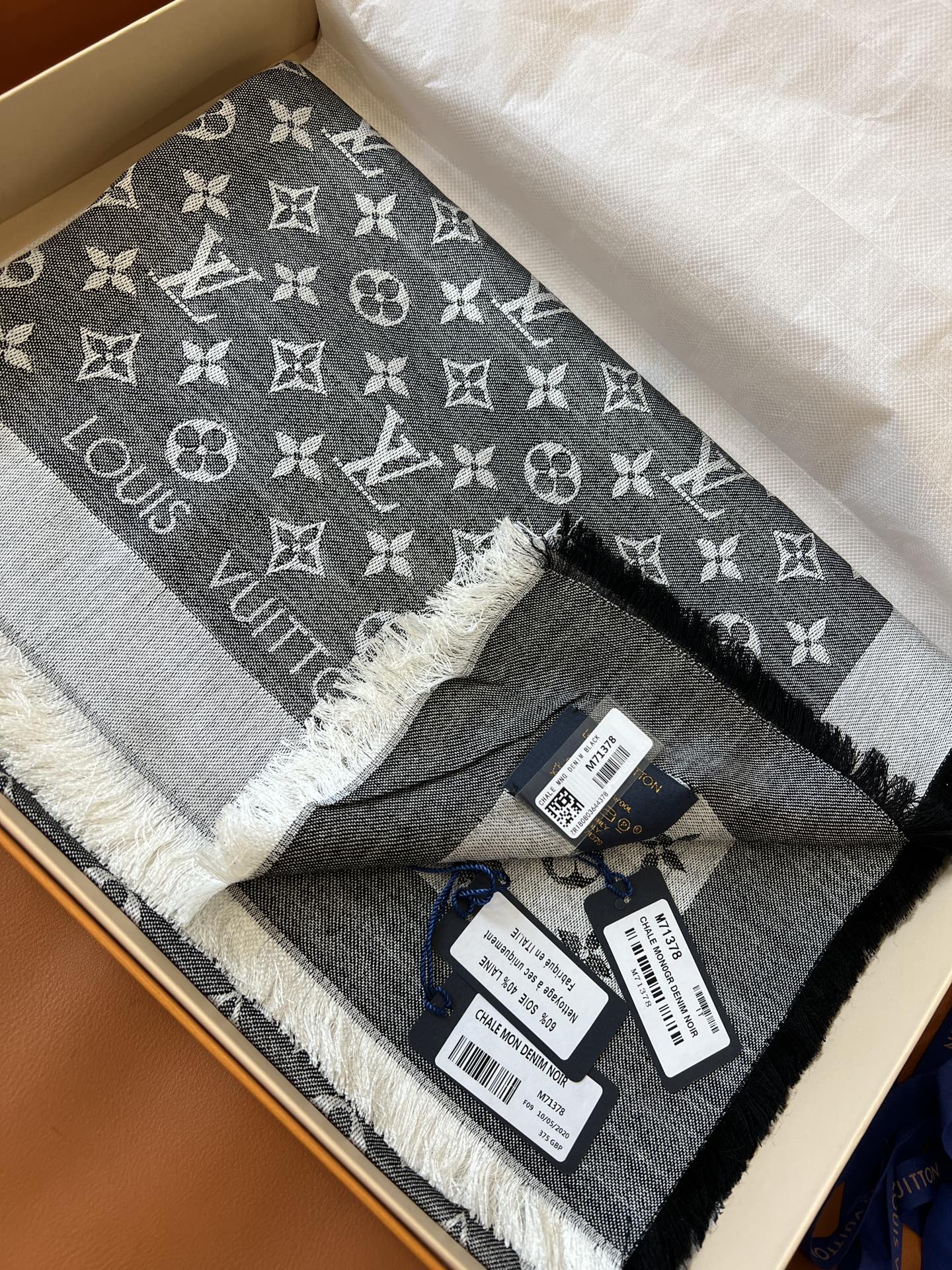 Fashionable printed silk and wool scarf