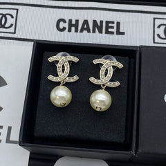 Fashionable new pearl earrings