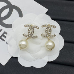 Fashionable new pearl earrings