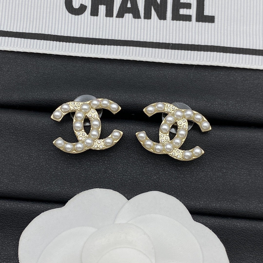 Elegant pearl stud earrings