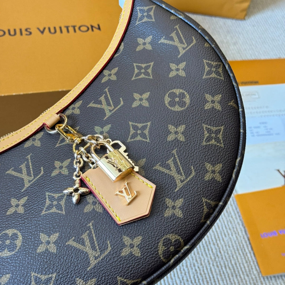 Elegance and fashion leather lock handbag
