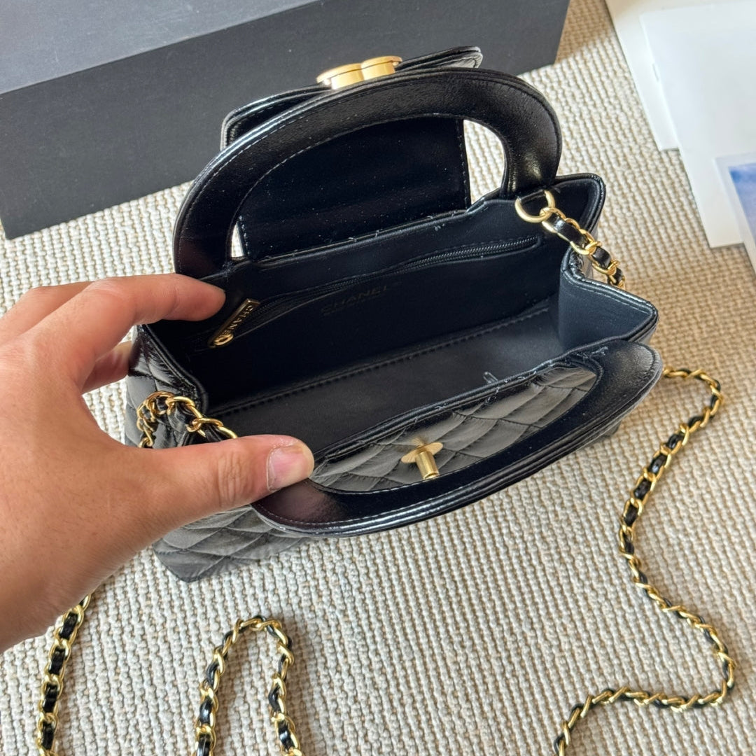 Small chain bag