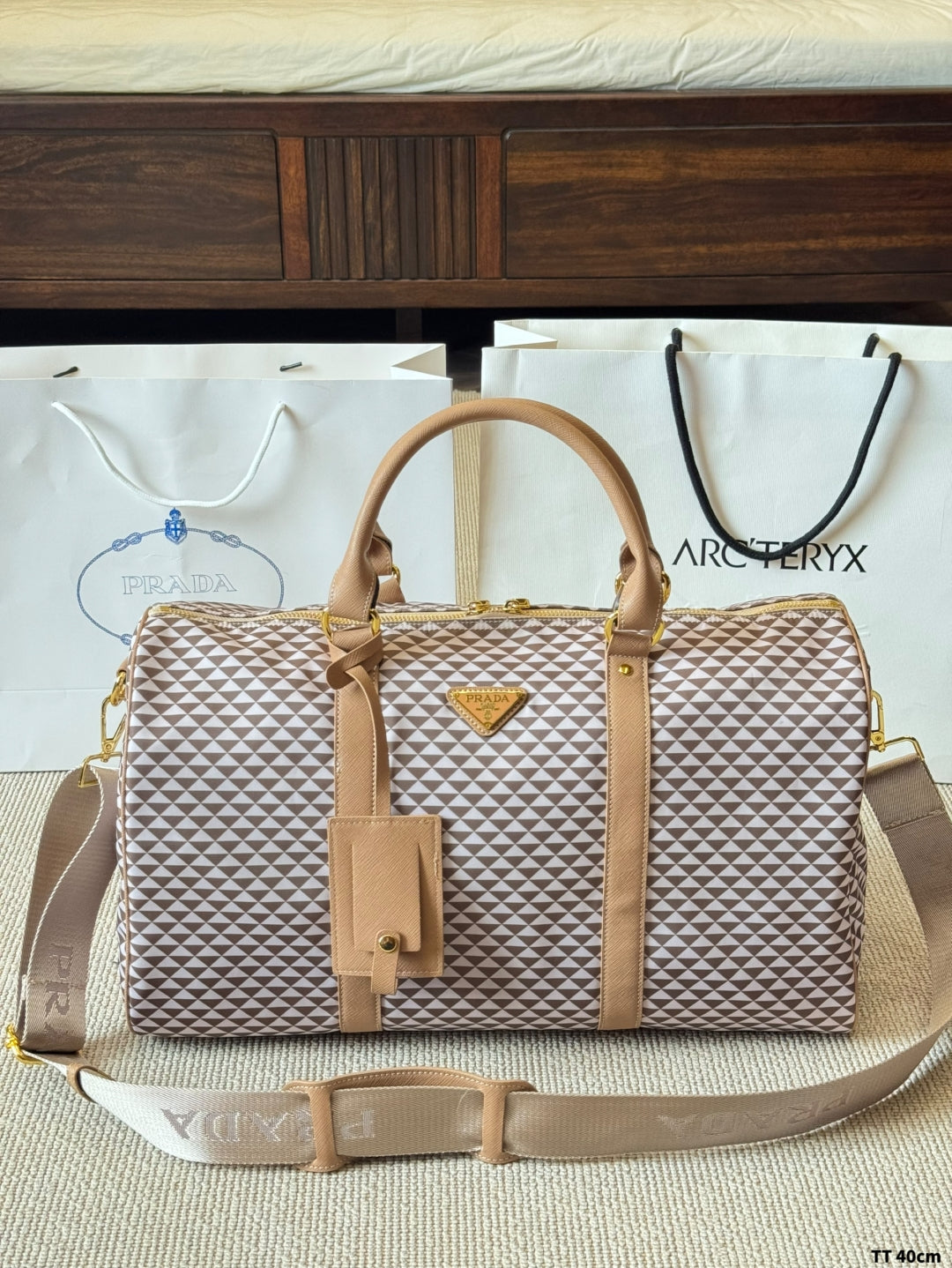 Nylon triangle pattern travel bag
