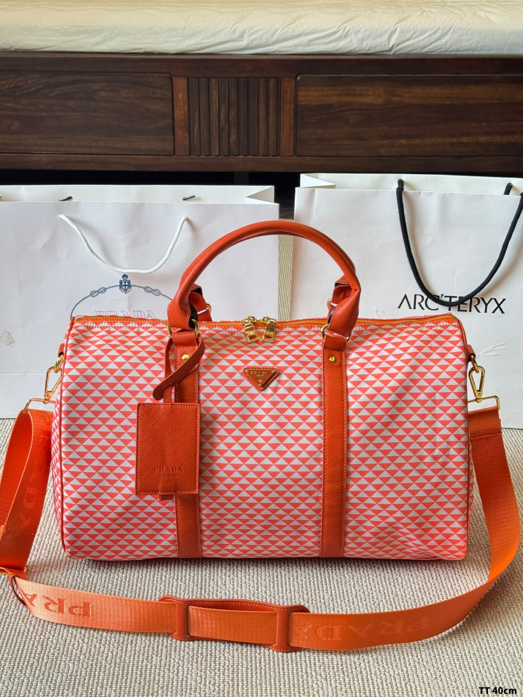 Nylon triangle pattern travel bag