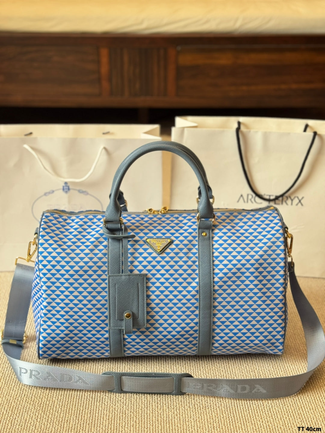 Nylon triangle pattern travel bag