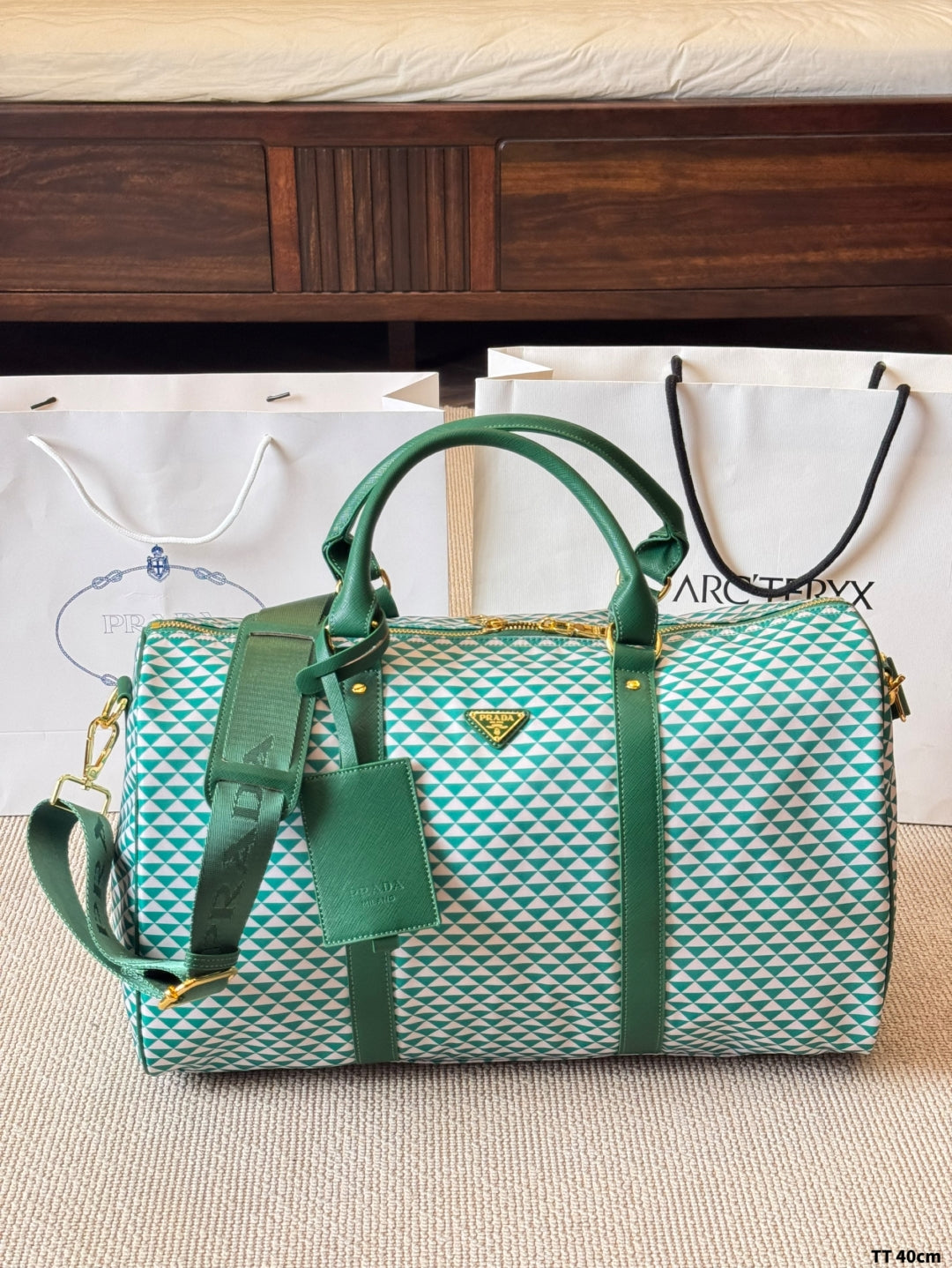 Nylon triangle pattern travel bag
