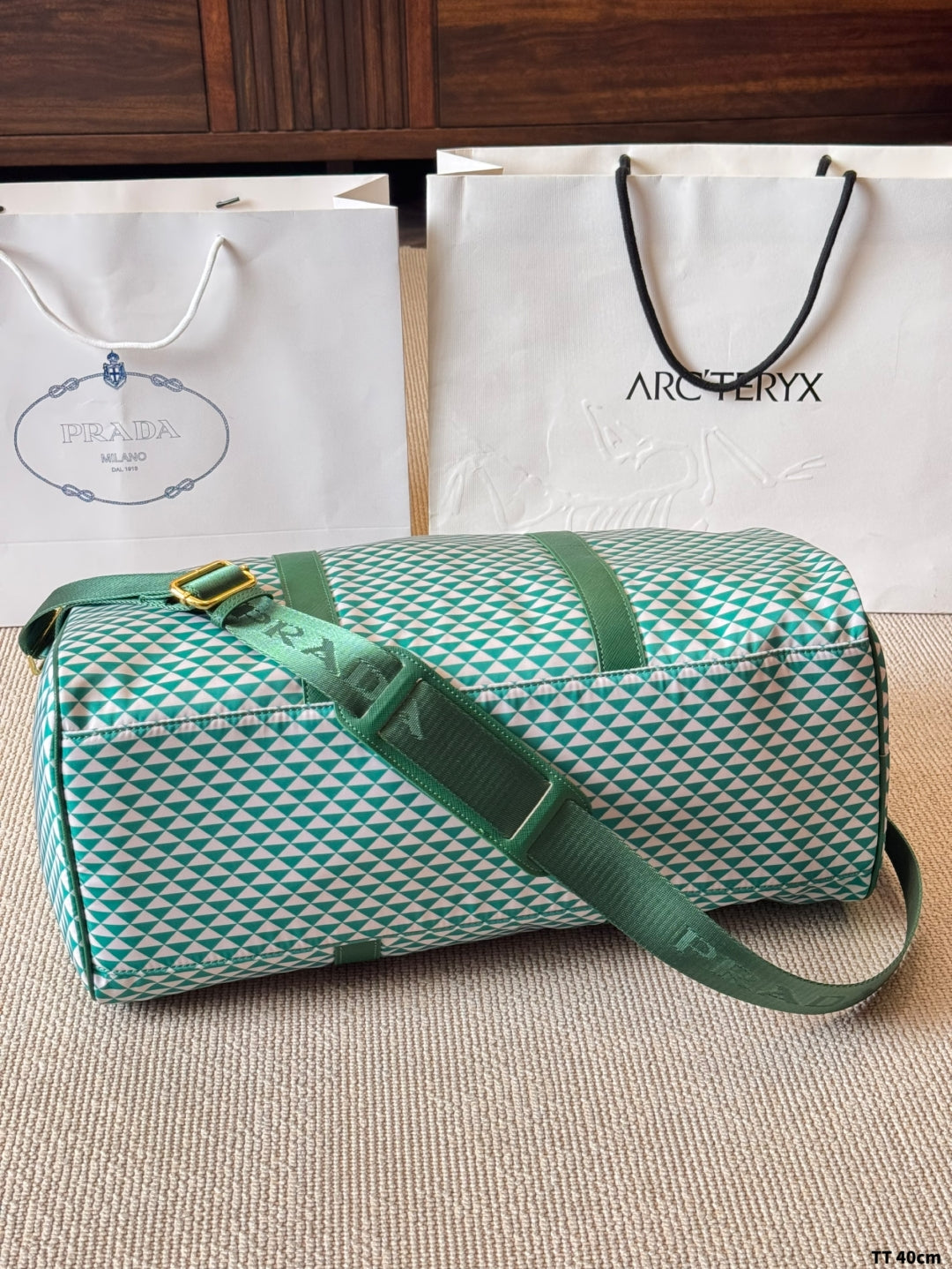 Nylon triangle pattern travel bag