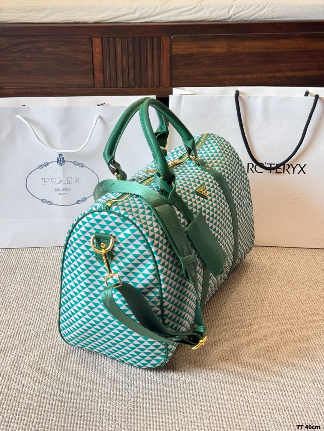 Nylon triangle pattern travel bag