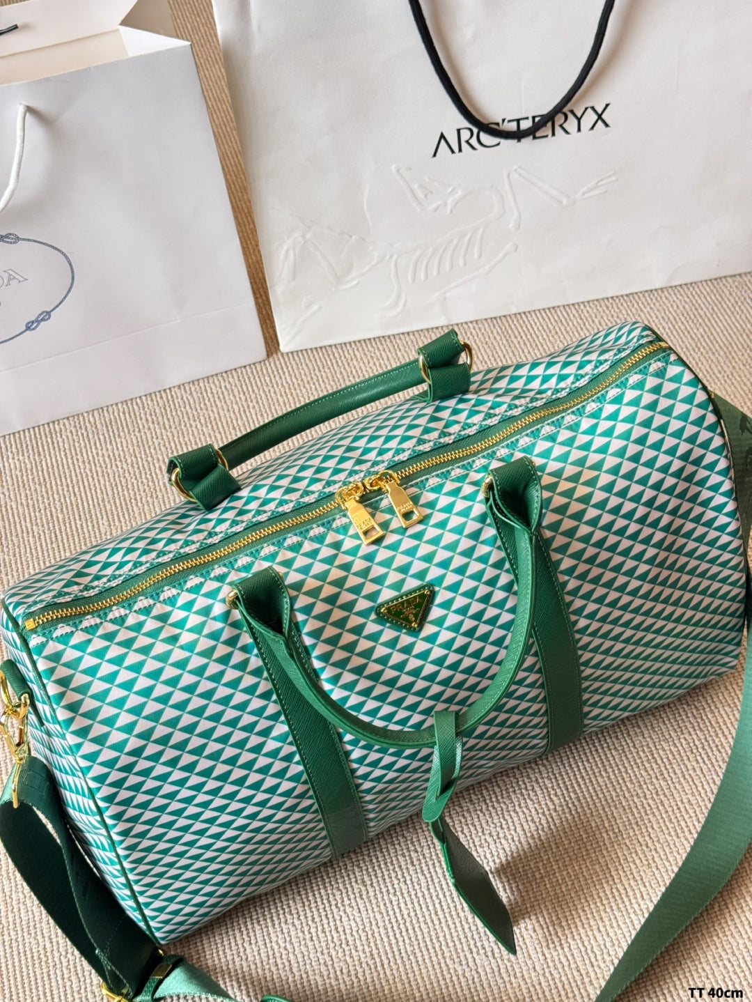 Nylon triangle pattern travel bag