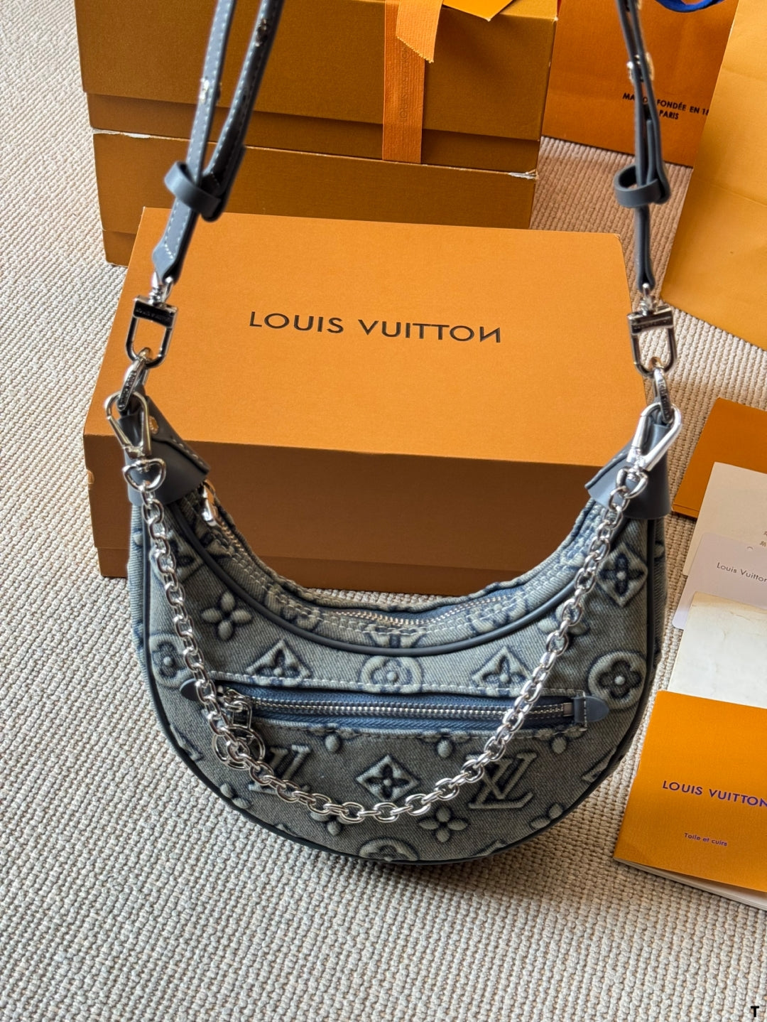 Fully embossed vintage pea bag