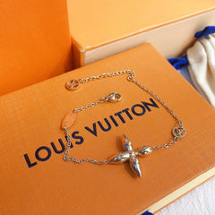 Fashionable floral pendant bracelet and necklace