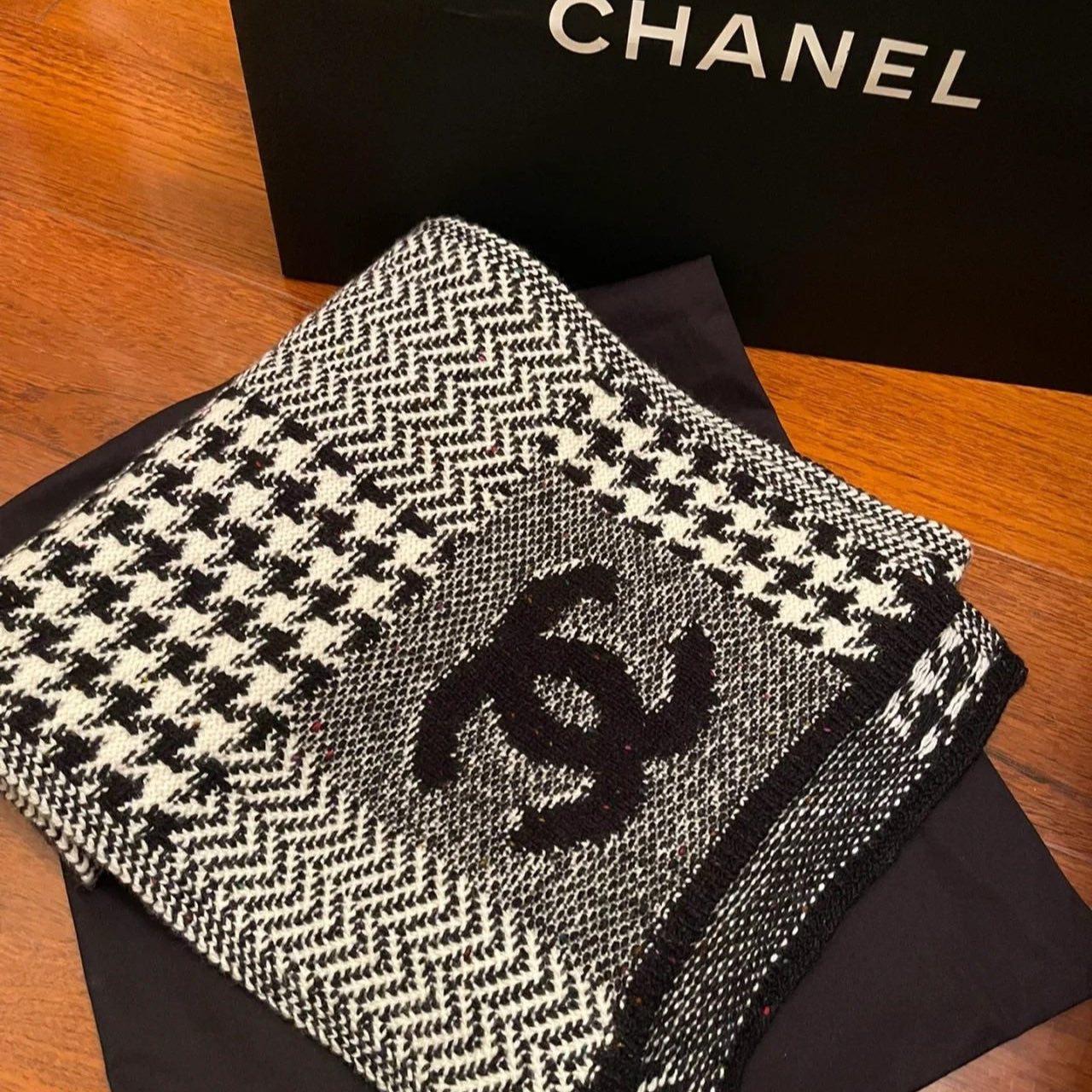 Houndstooth cashmere scarf