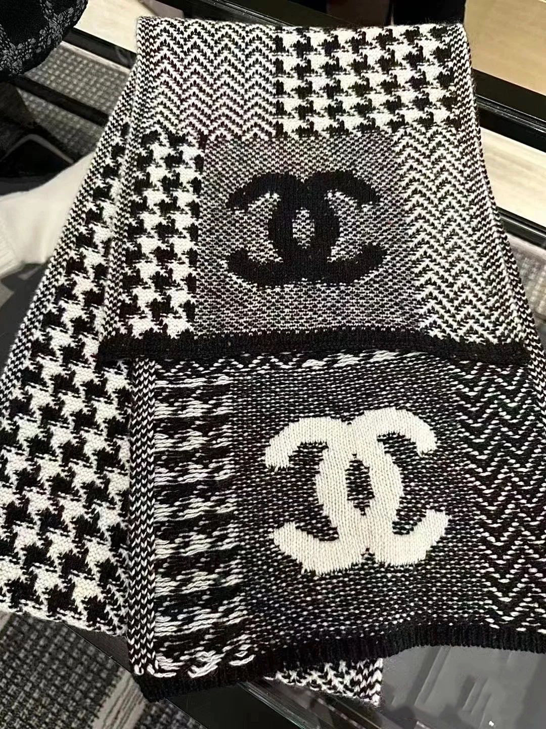 Houndstooth cashmere scarf