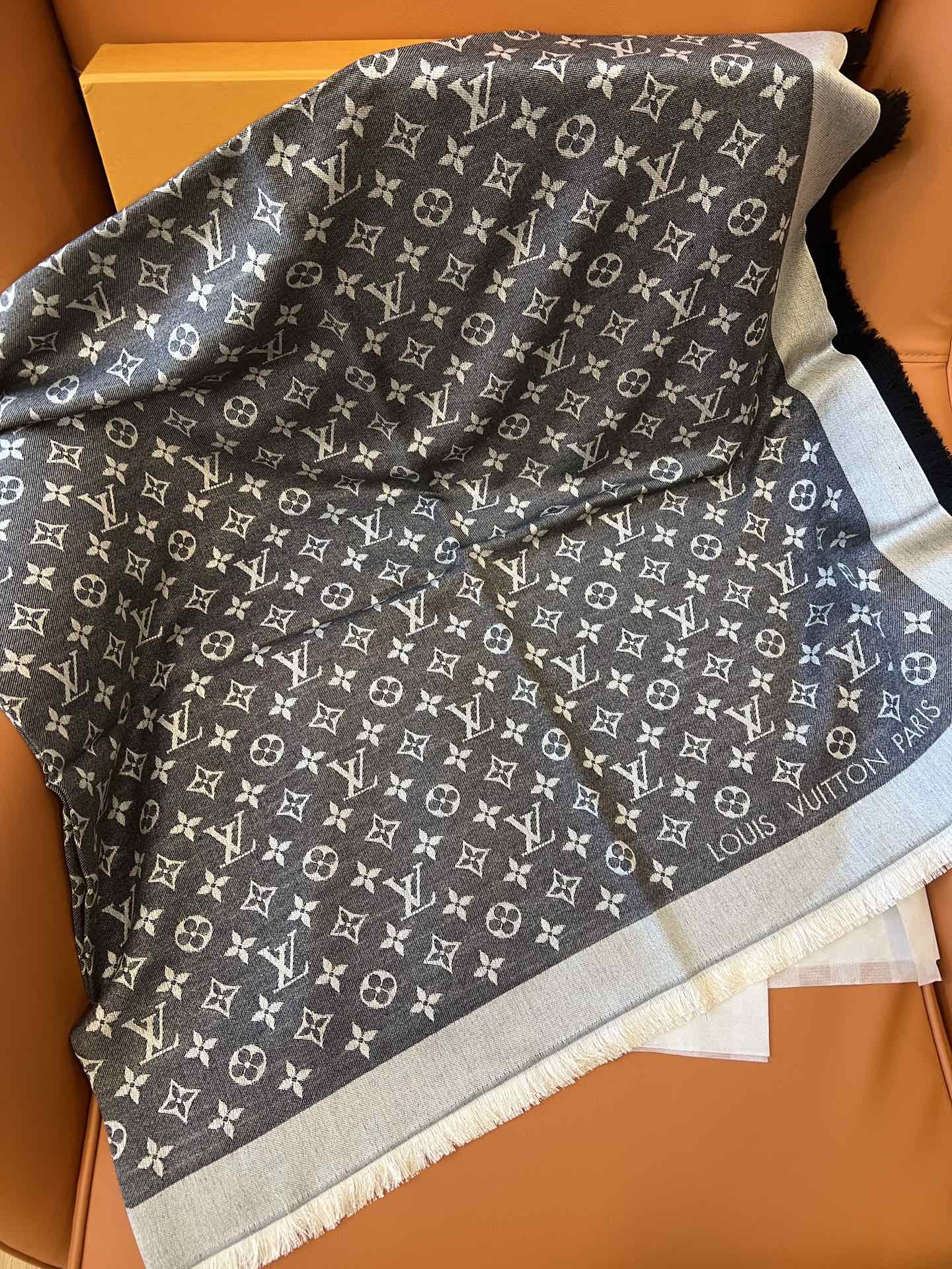 Fashionable printed silk and wool scarf