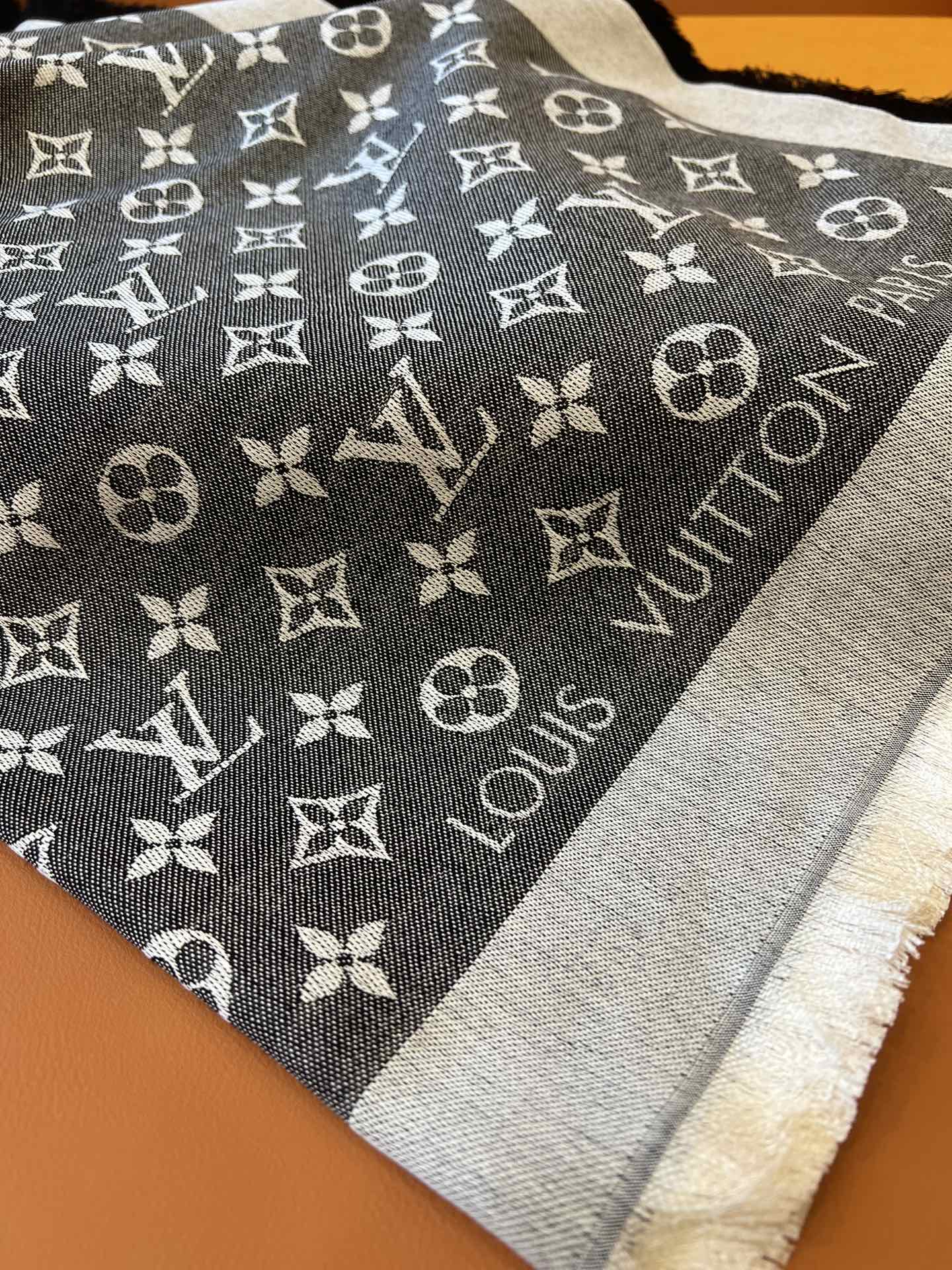 Fashionable printed silk and wool scarf