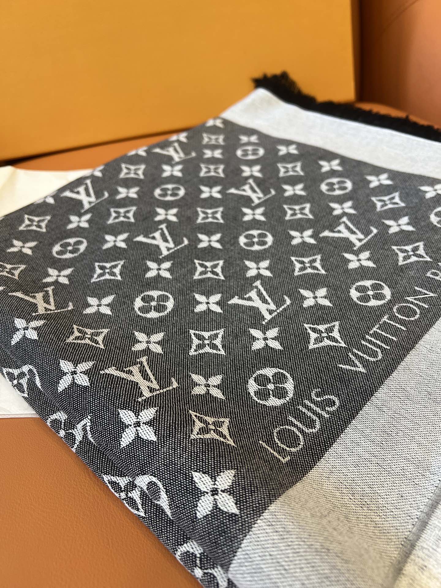 Fashionable printed silk and wool scarf