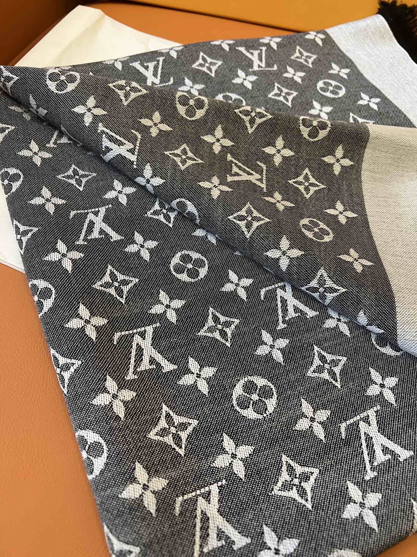 Fashionable printed silk and wool scarf