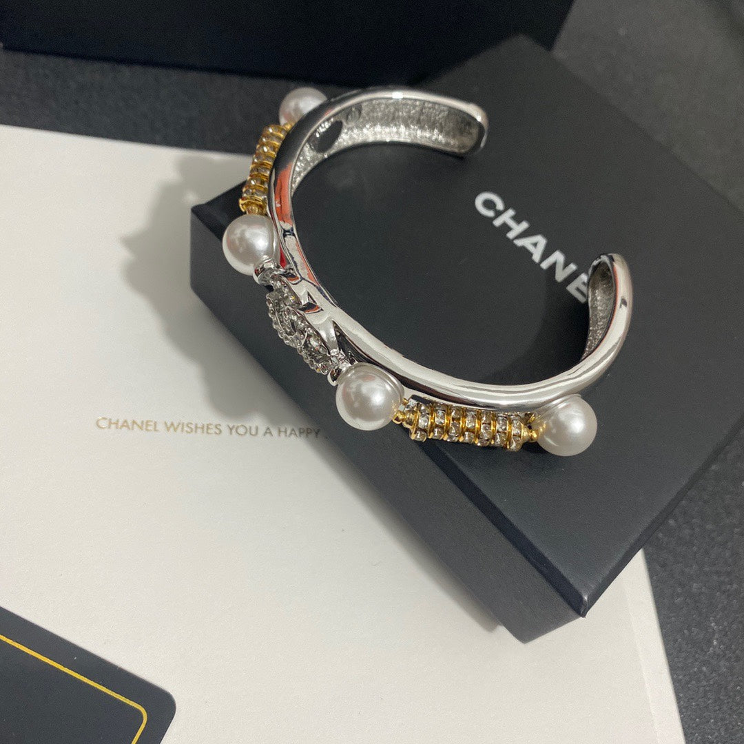 Diamond and pearl open bracelet