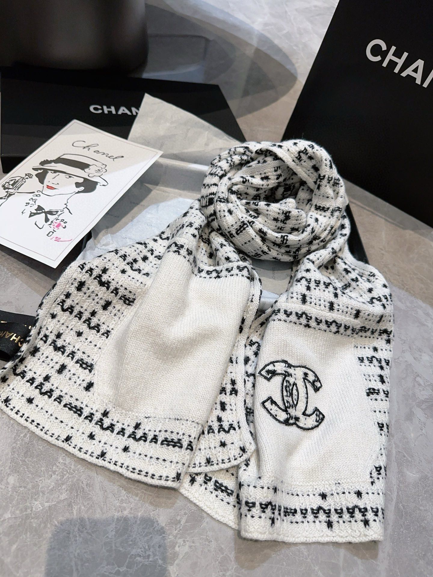 Stylish pocket knit scarf
