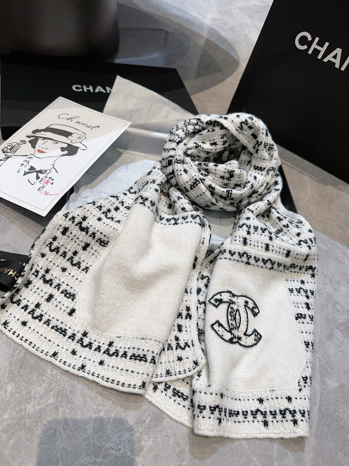 Stylish pocket knit scarf
