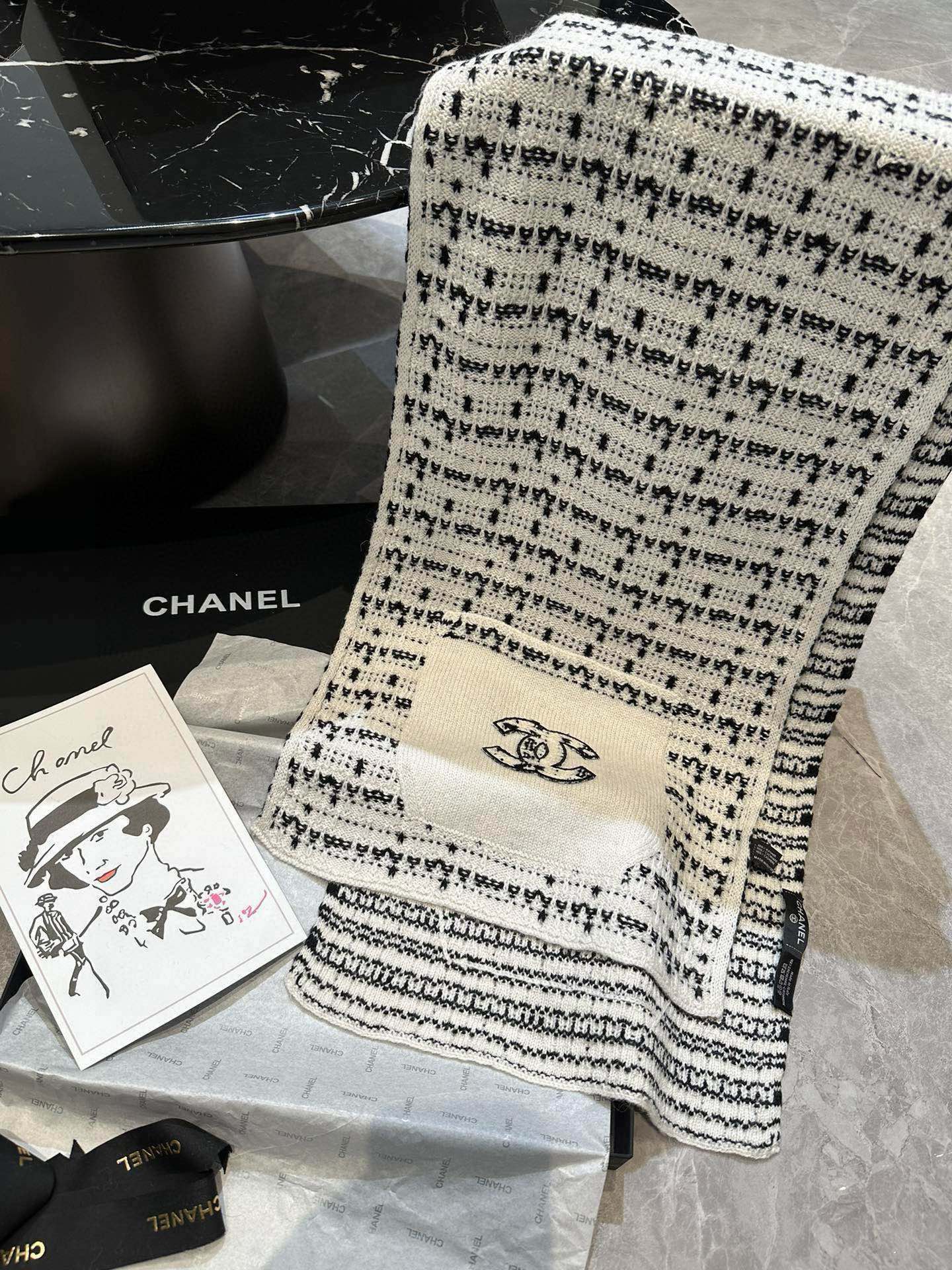 Stylish pocket knit scarf
