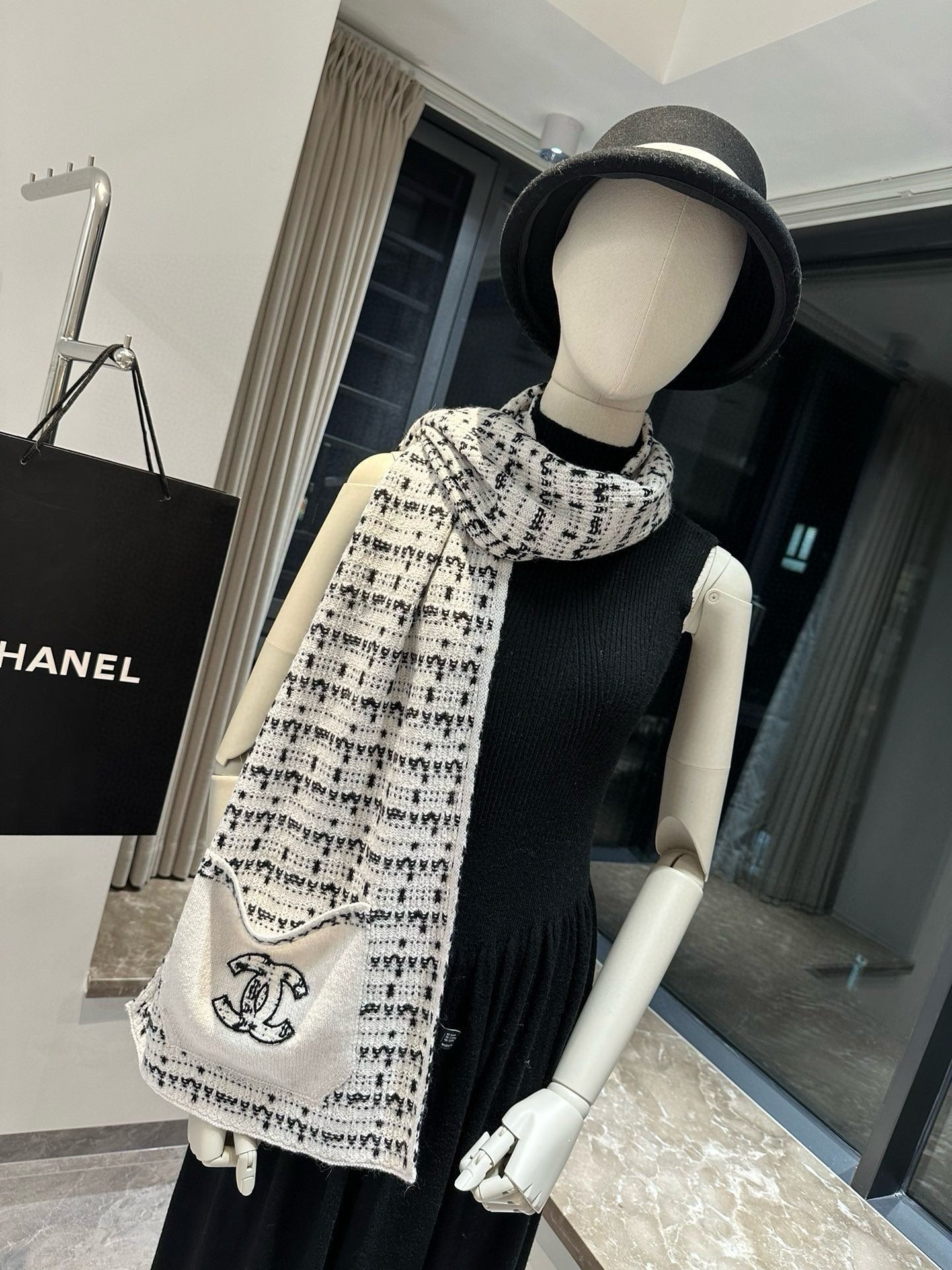Stylish pocket knit scarf