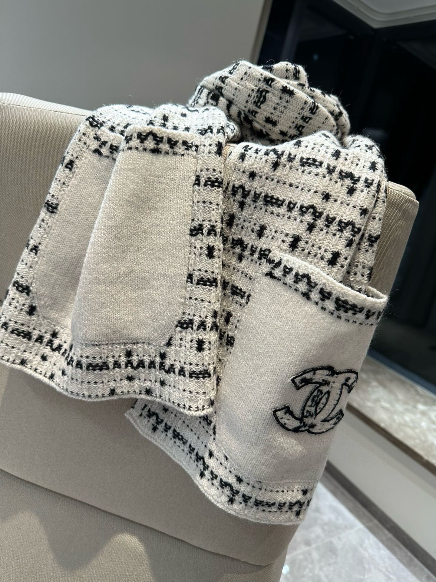 Stylish pocket knit scarf