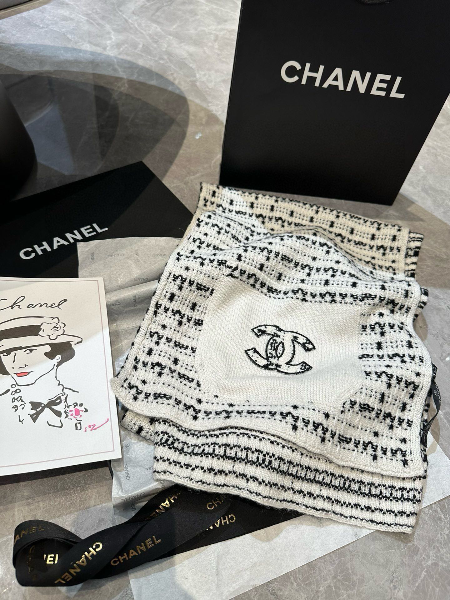 Stylish pocket knit scarf