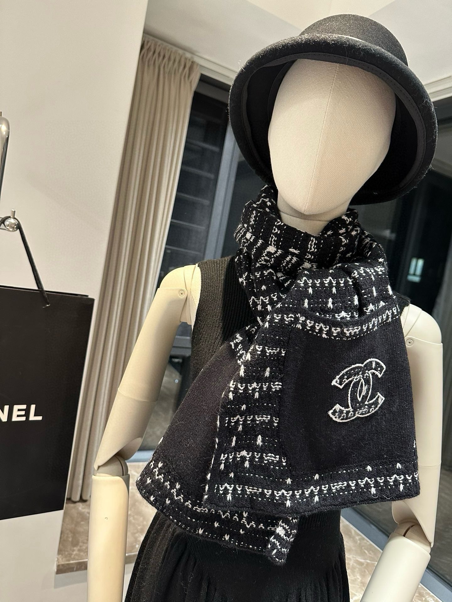 Stylish pocket knit scarf
