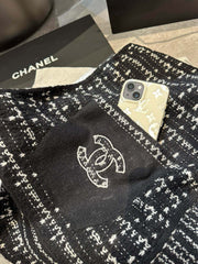 Stylish pocket knit scarf