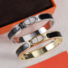 Clasp enamel bracelet