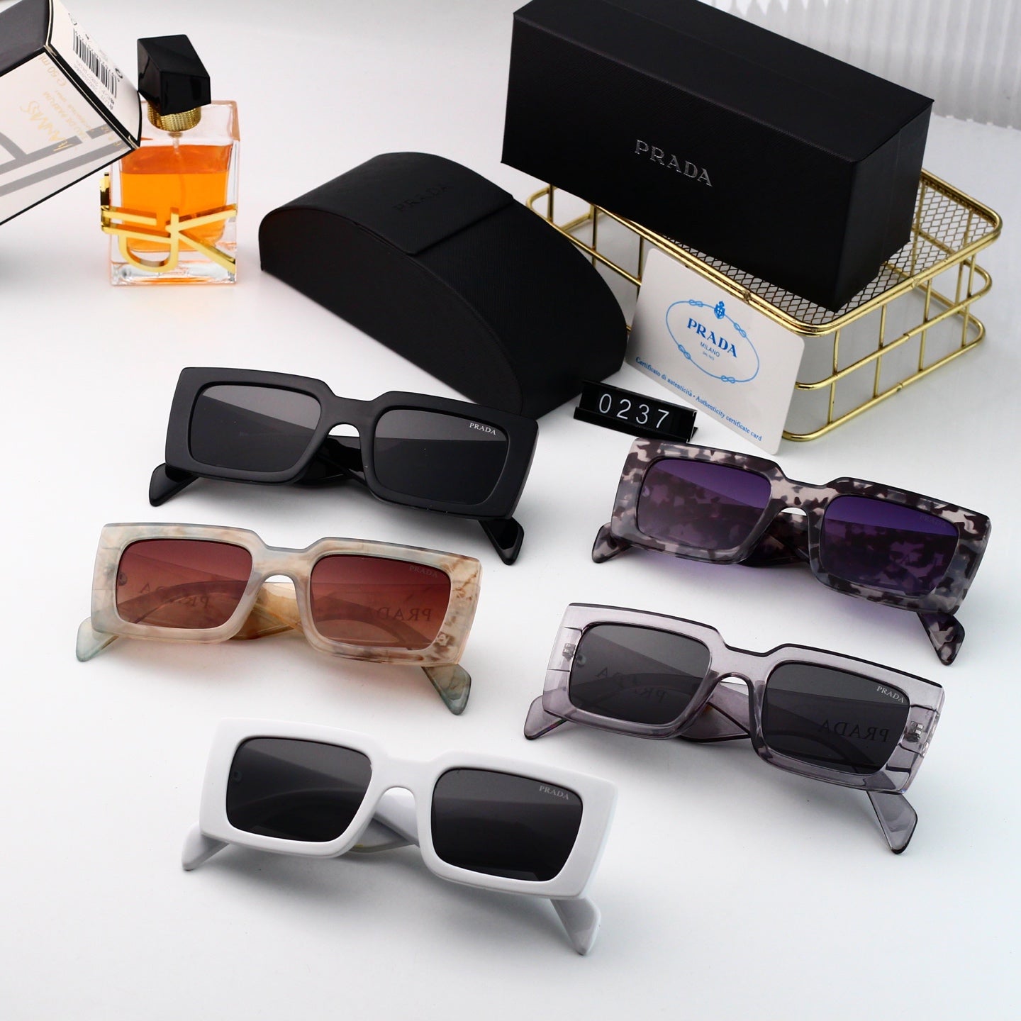 Square frame fashion sunglasses