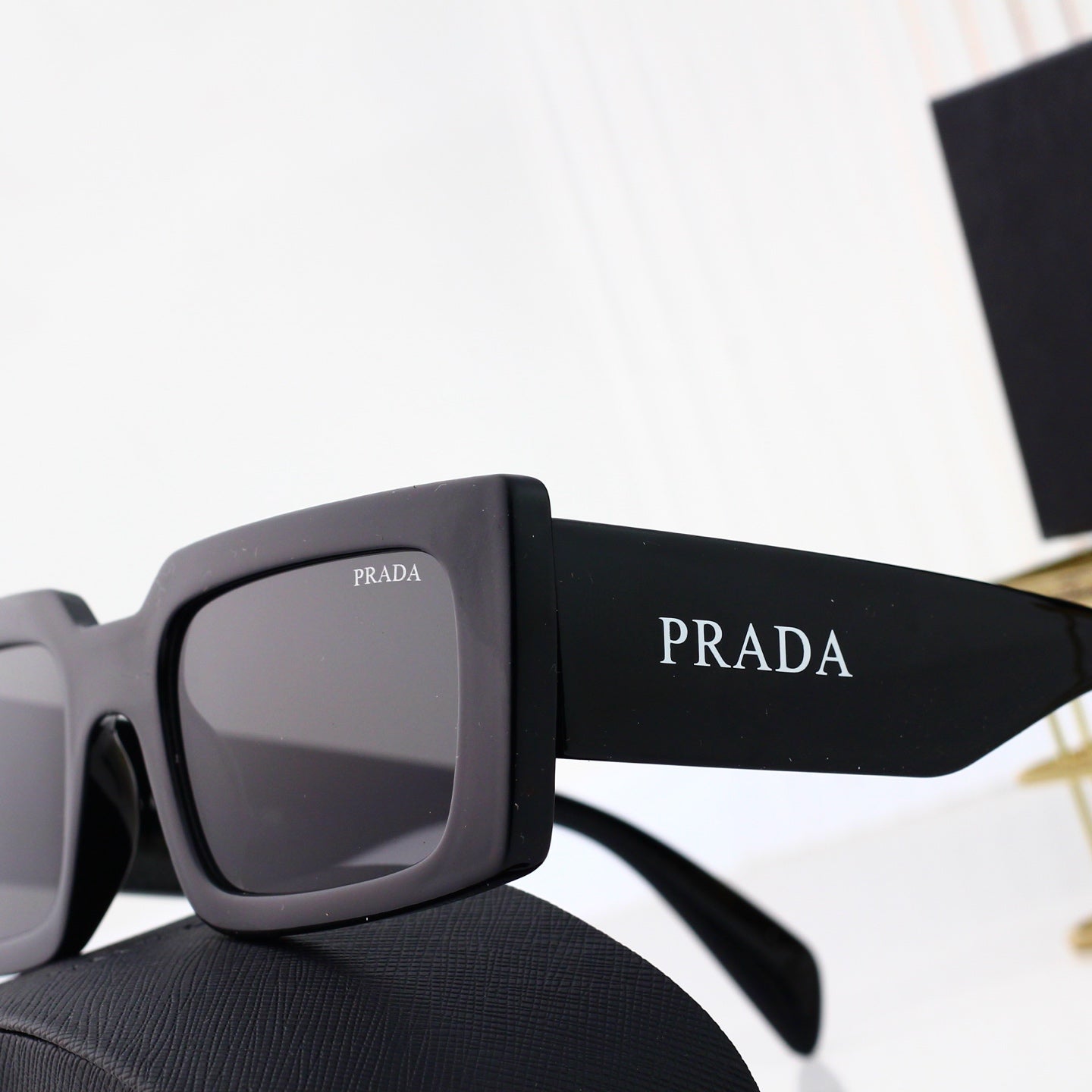 Square frame fashion sunglasses