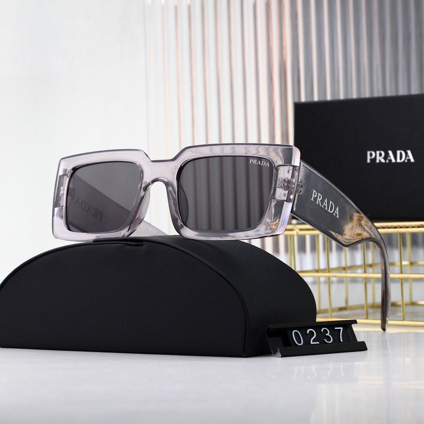 Square frame fashion sunglasses