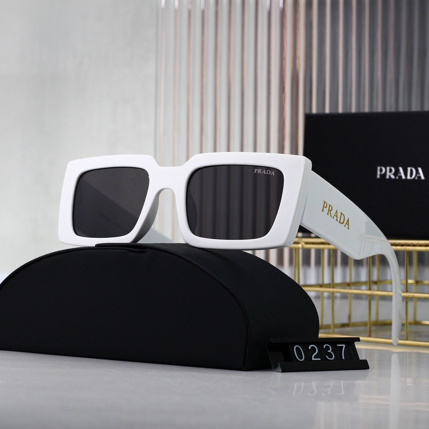 Square frame fashion sunglasses