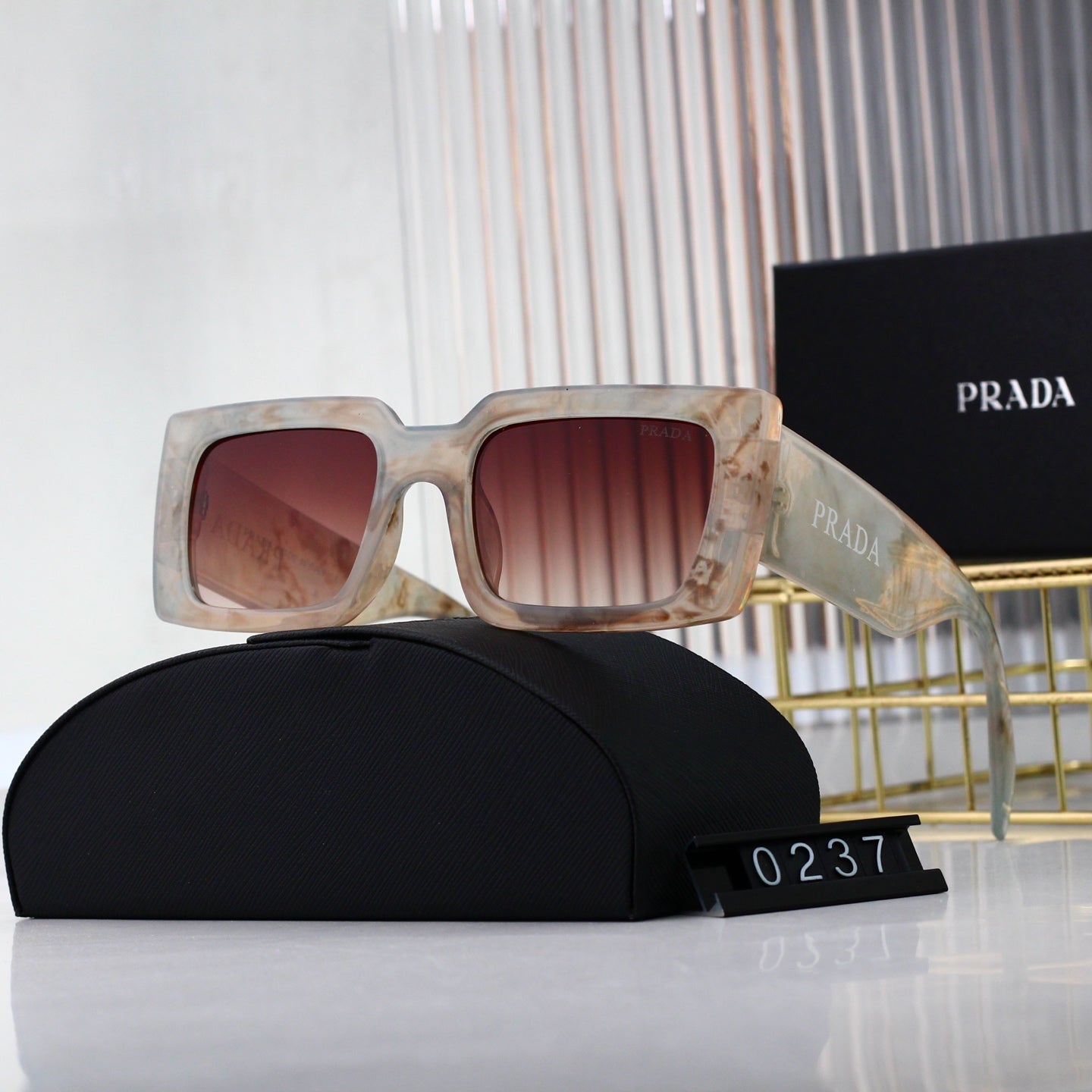 Square frame fashion sunglasses