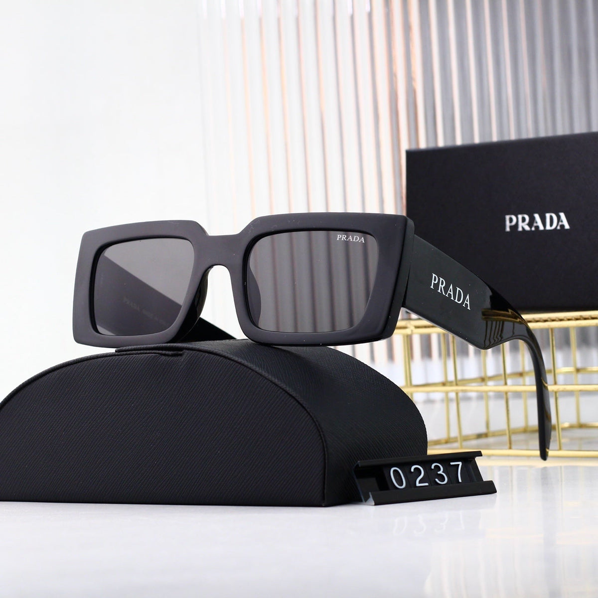 Square frame fashion sunglasses