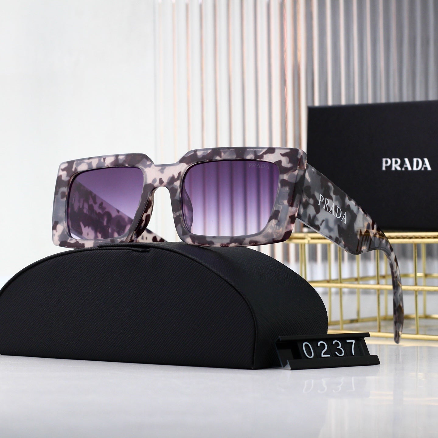 Square frame fashion sunglasses
