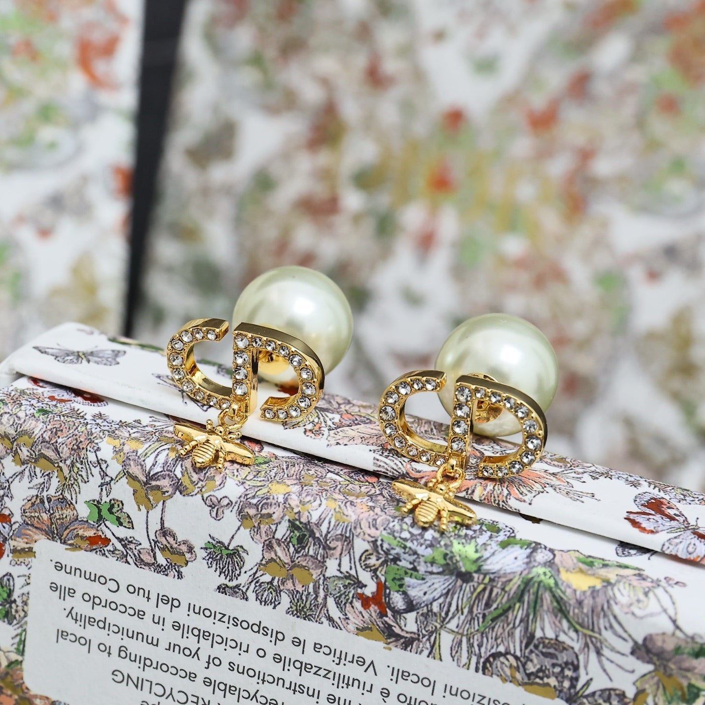 Letter-overlay Bee Pearl Earrings