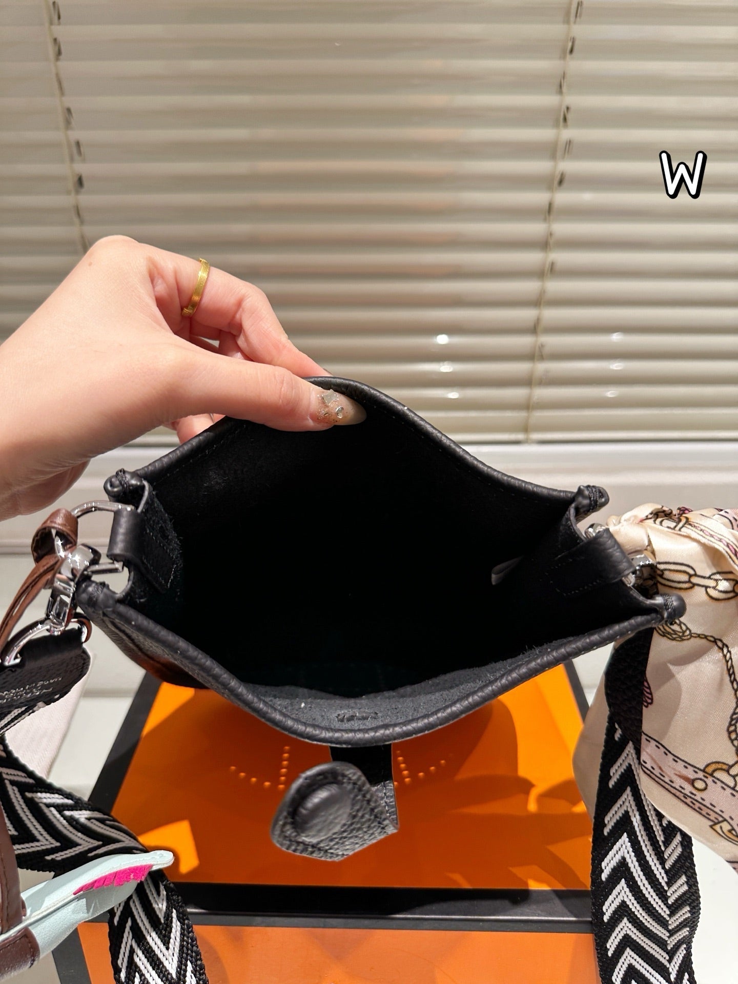 Fashionable and elegant leather messenger bag
