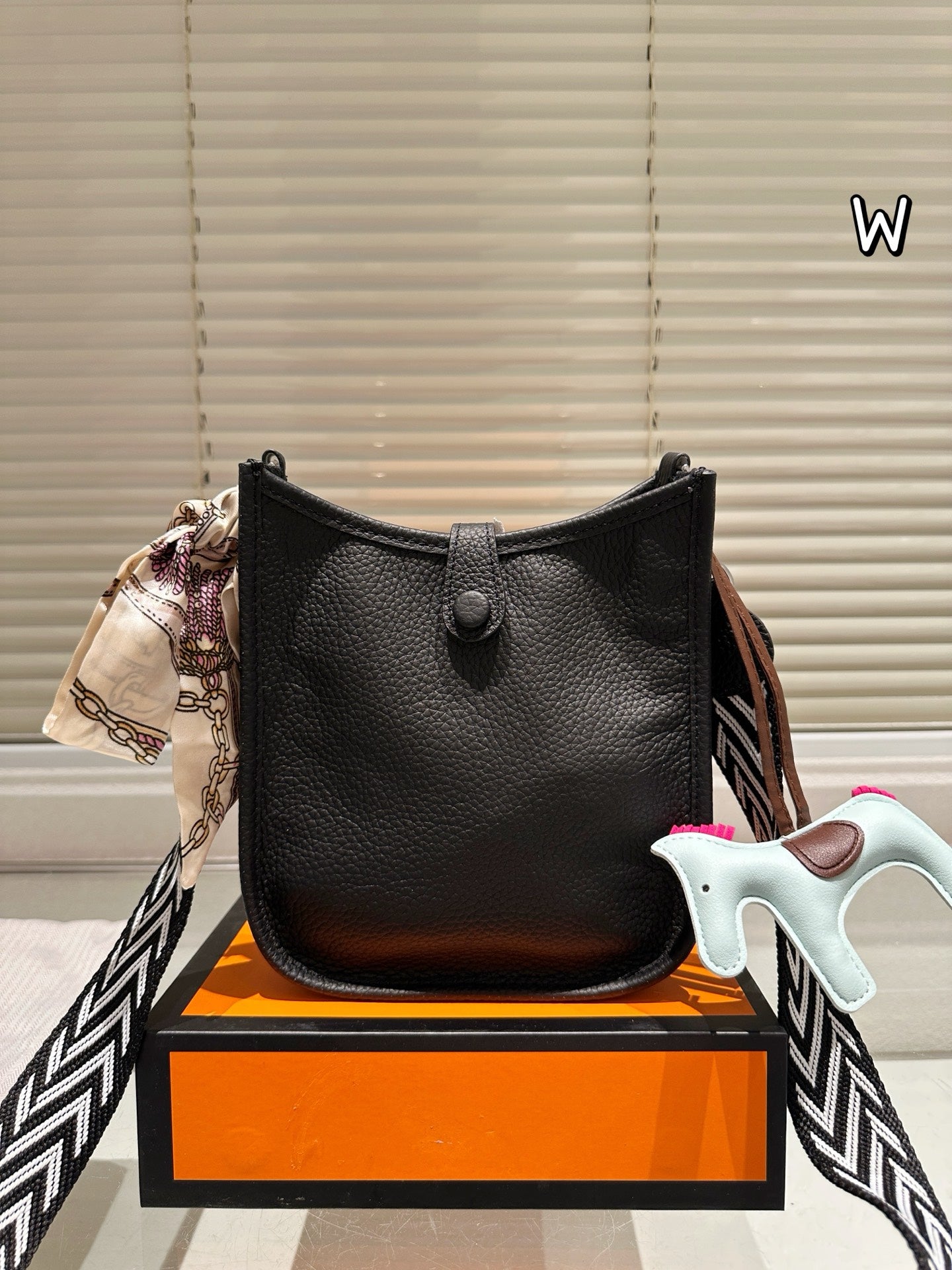 Fashionable and elegant leather messenger bag