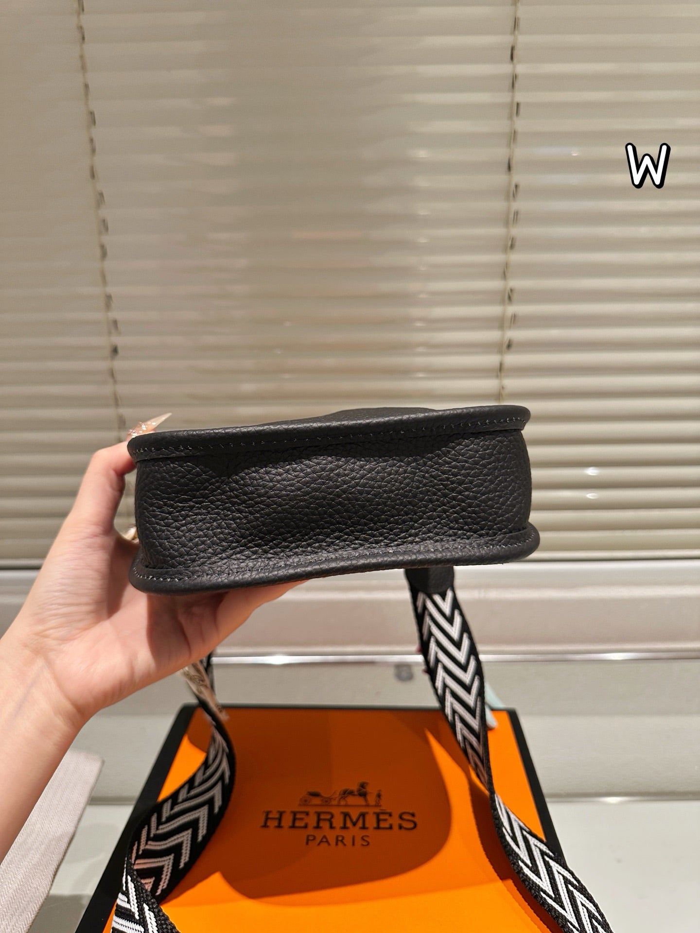 Fashionable and elegant leather messenger bag