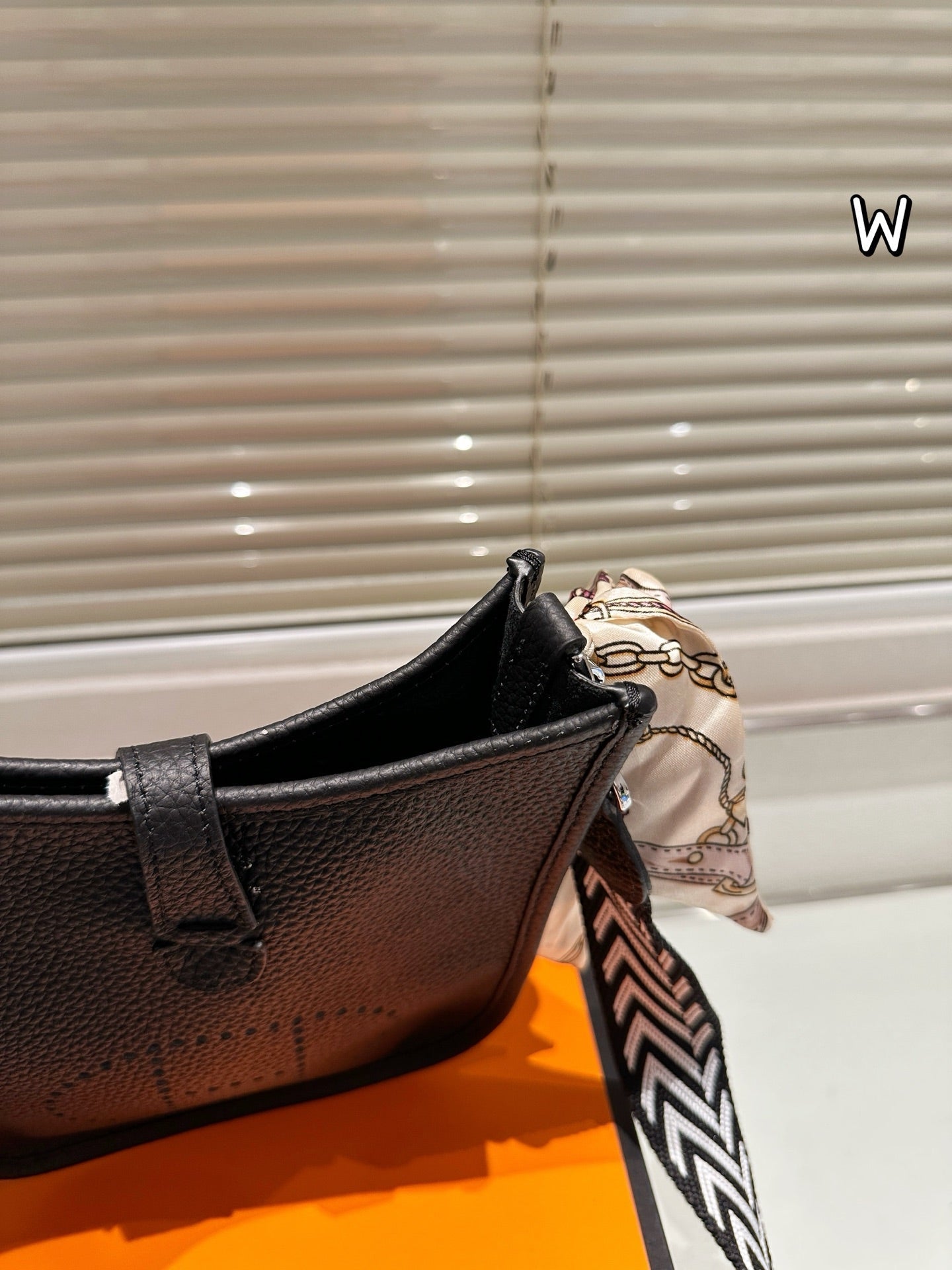 Fashionable and elegant leather messenger bag