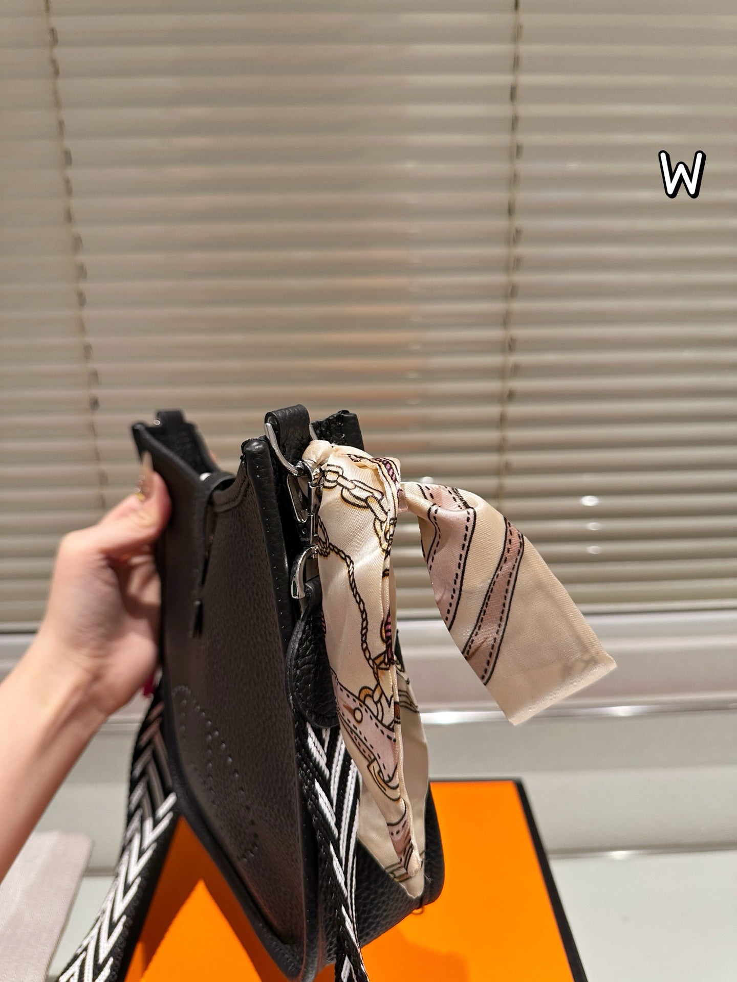 Fashionable and elegant leather messenger bag