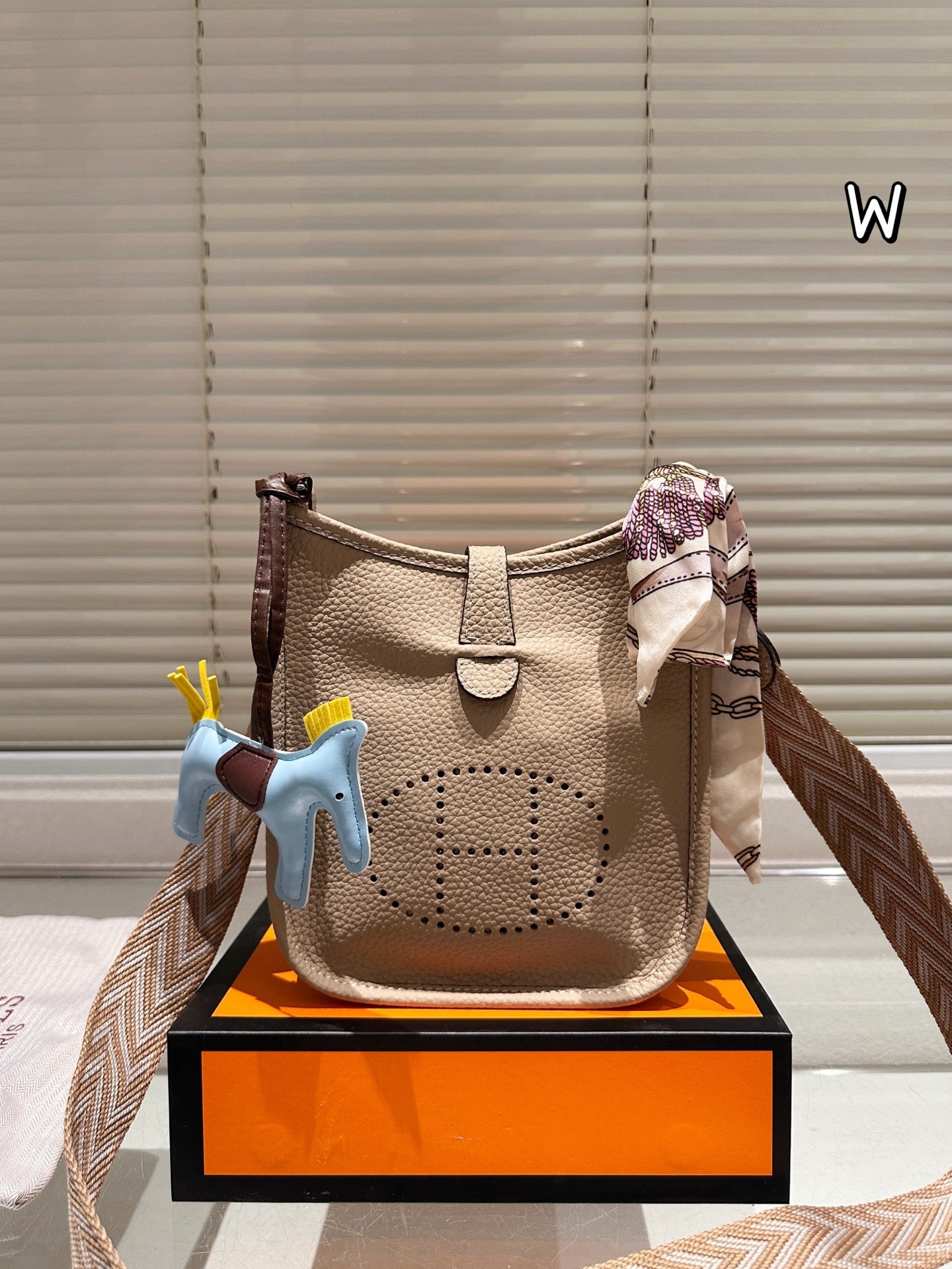 Fashionable and elegant leather messenger bag