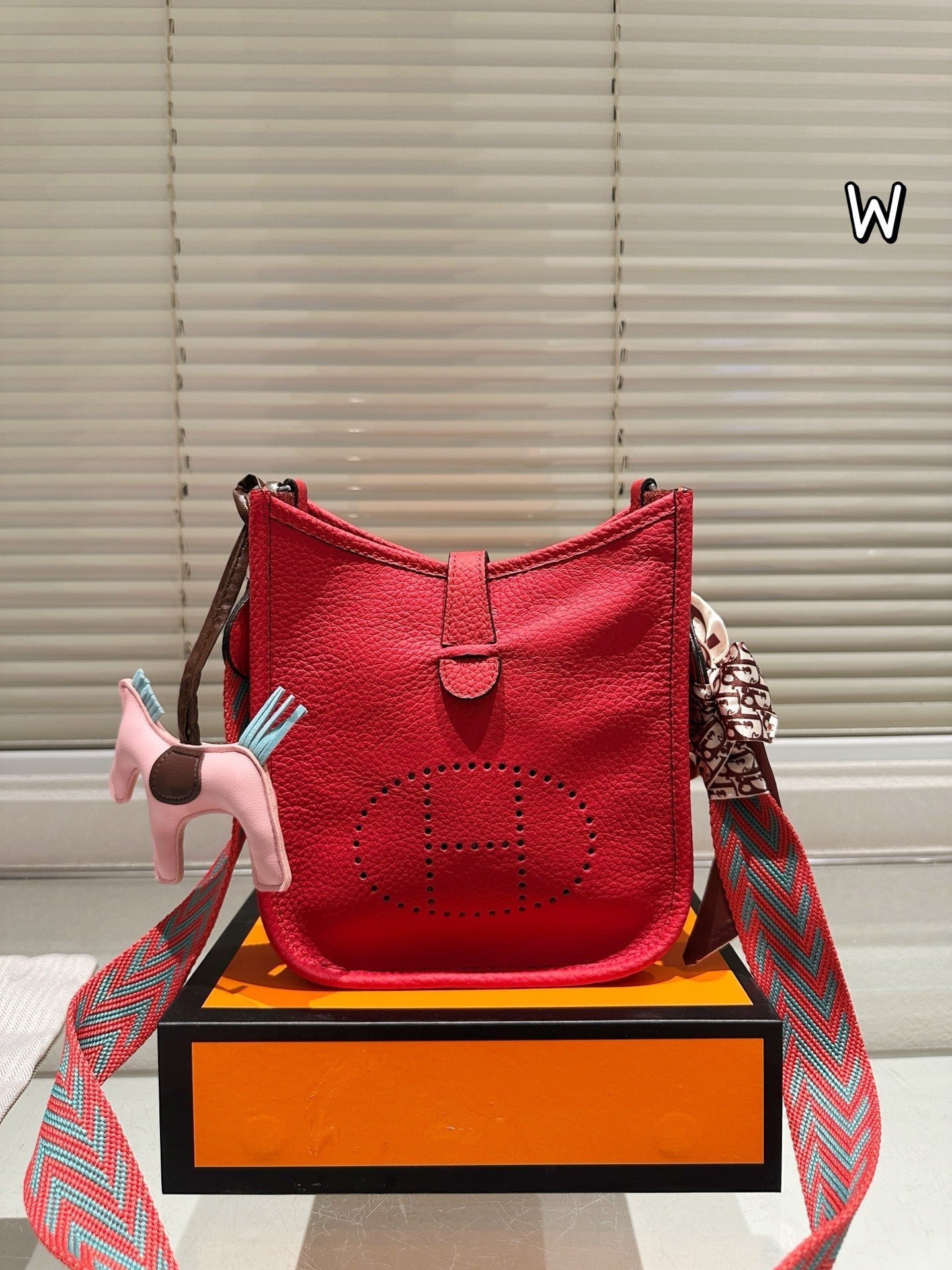 Fashionable and elegant leather messenger bag