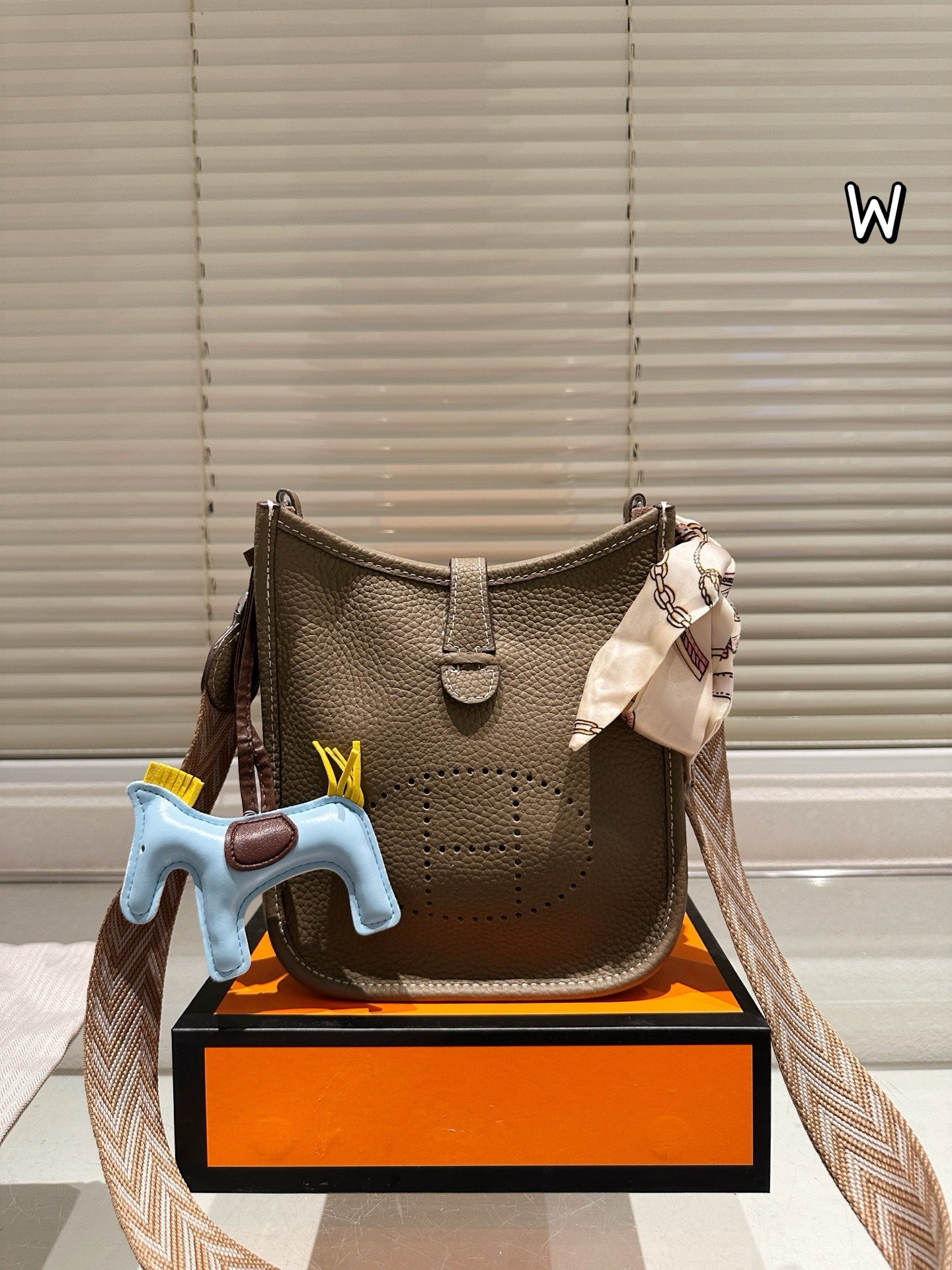 Fashionable and elegant leather messenger bag